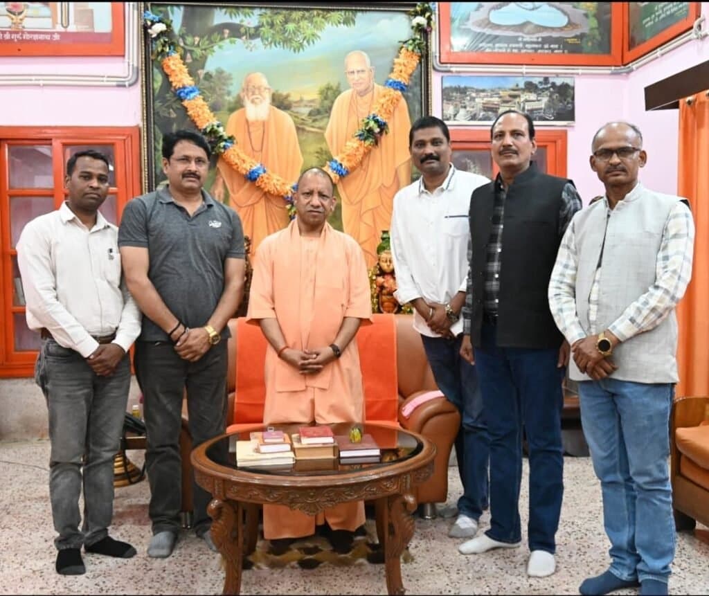 गोरखपुर जर्नलिस्ट्स प्रेस क्लब पदाधिकारियों ने मुख्यमंत्री से की शिष्टाचार भेंट