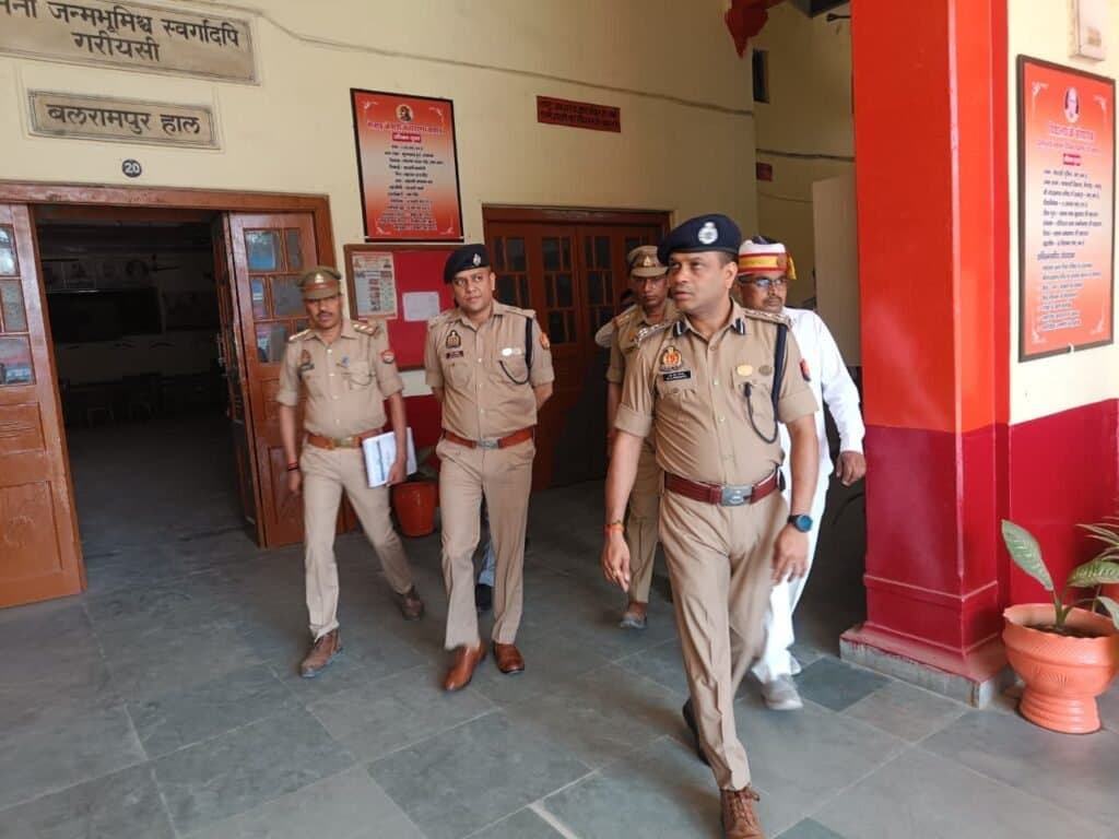 UPSI परीक्षा को लेकर गोरखपुर में कड़ी सुरक्षा, मंडलायुक्त-डीआईजी समेत अधिकारियों ने किया परीक्षा केंद्रों का निरीक्षण