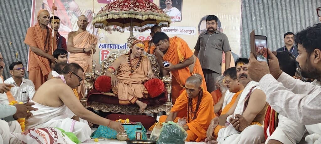 बडहलगंज में शंकराचार्य स्वामी अविमुक्तेश्वरानंद सरस्वती का भव्य स्वागत
