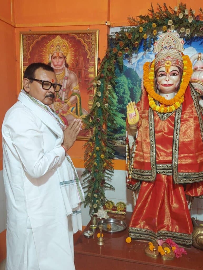 श्री बालाजी मंदिर दरबार में पूर्व विधायक चिल्लूपार विनय शंकर तिवारी का भव्य स्वागत