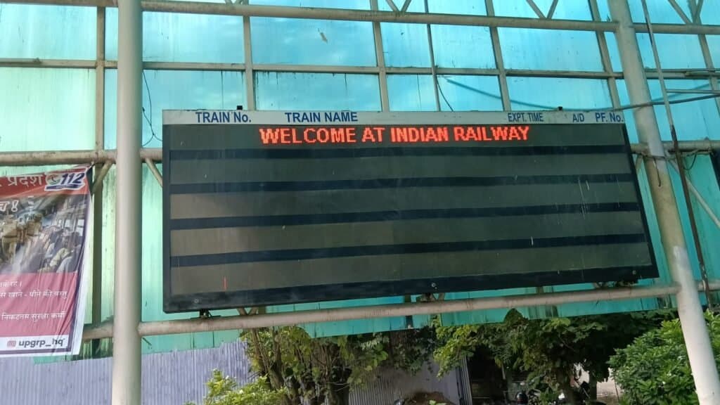 गोरखपुर जंक्शन पर यात्री सुविधाएं बेपटरी, डिस्प्ले बोर्ड बना शोपीस