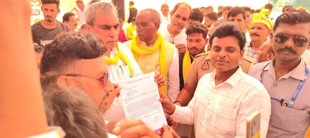 शिक्षा प्रेरकों ने सेवा बहाली और बकाया मानदेय की मांग कों लेकर पंचायती राज मंत्री कों दिया ज्ञापन