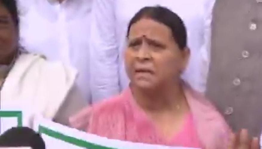 राबड़ी देवी ने कहा, .सरकार जनता को ठगने का काम करती है.