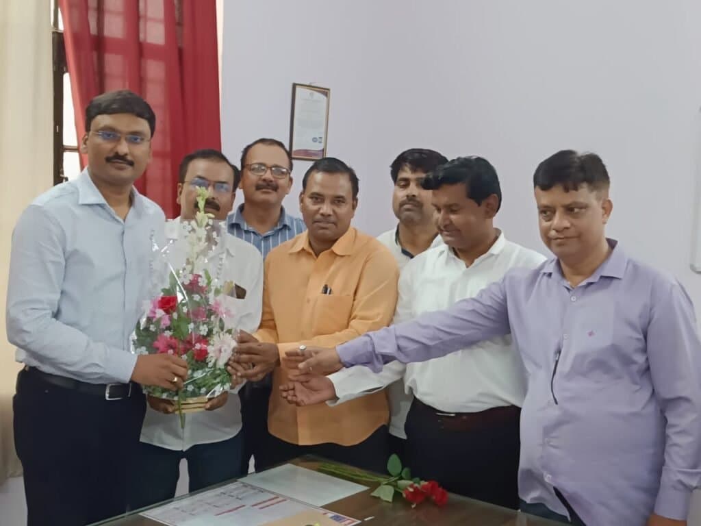 नवागत तहसीलदार ध्रुवेश सिंह ने पदभार किया ग्रहण
