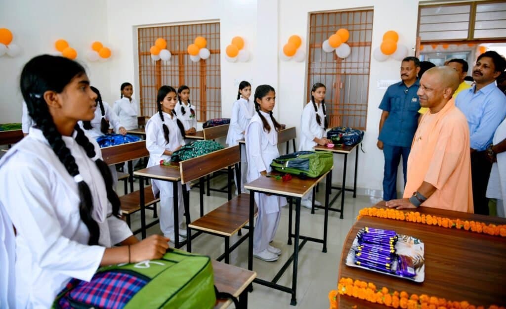 समय के अनुरूप चलाने होंगे नए दौर के तकनीकी पाठ्यक्रम : सीएम योगी