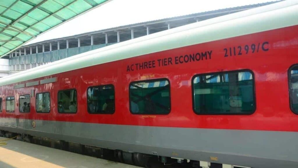 अब केवल कन्फर्म टिकट वाले यात्री ही AC और स्लीपर कोच में सफर कर सकेंगे।