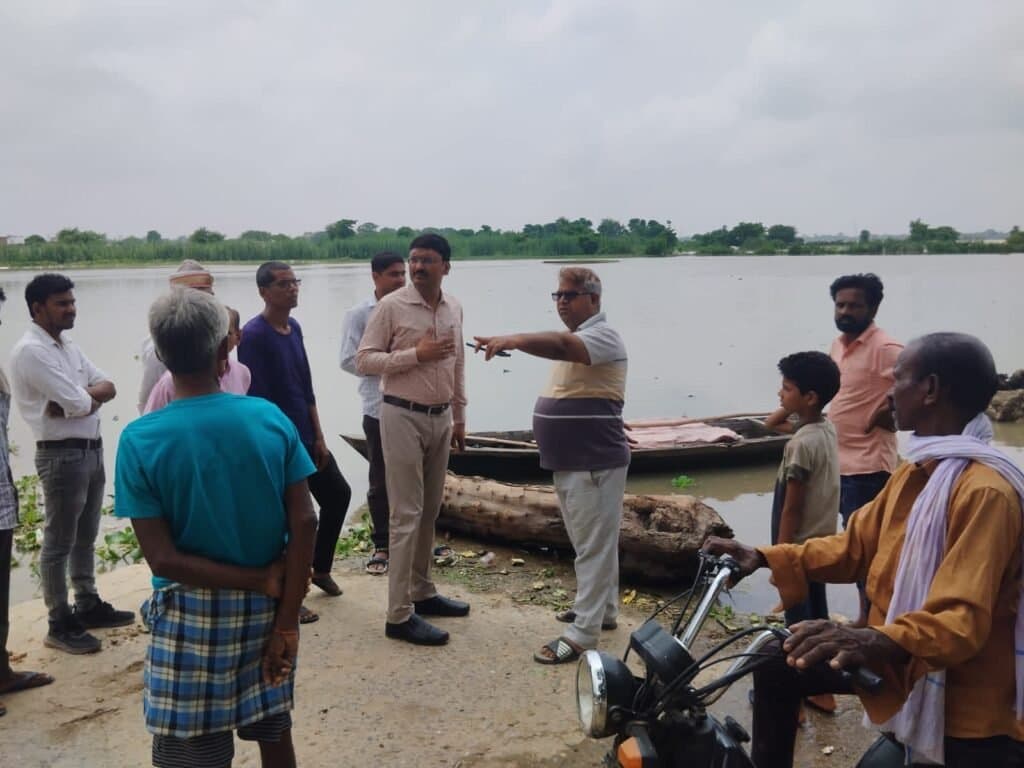 आंशिक रूप से बाढ़ प्रभावित गांव पर सदर तहसीलदार ने वितरित किया लाइव जैकेट