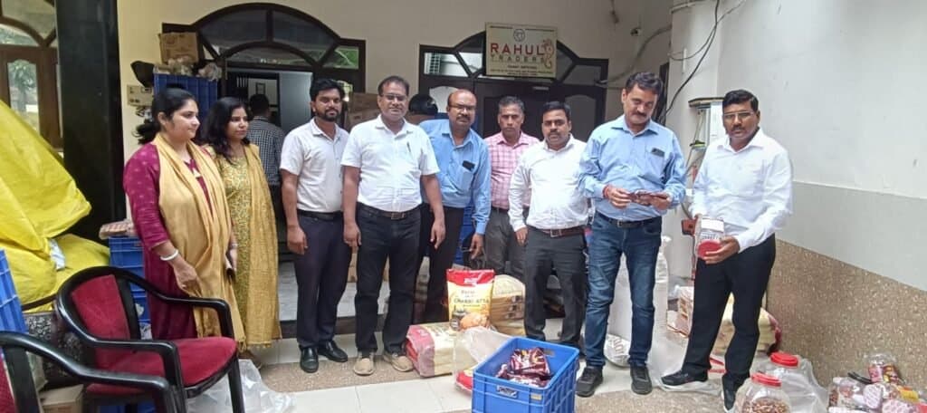 फूड विभाग की टीम ने मेडिकल कॉलेज रोड बशारतपुर में की छापेमारी की कार्रवाई.
