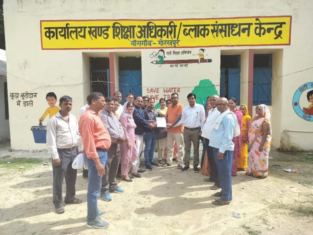 शिक्षा मित्र संगठन ने मुख्यमंत्री को संबोधित सौंपा ज्ञापन बांसगांव