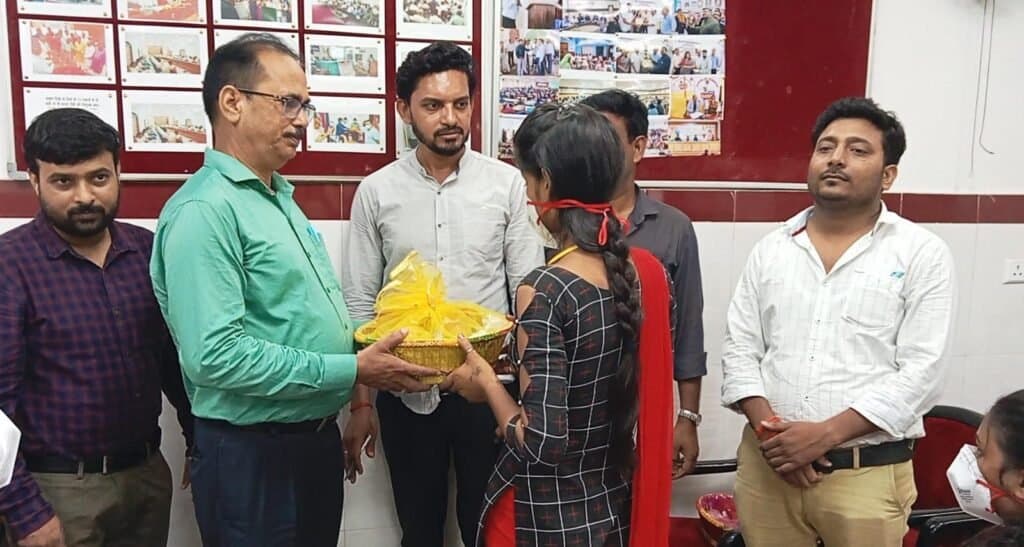 सेवानिवृत्त स्वास्थ्यकर्मी उपेंद्र ने टीबी मरीजों को गोद लेकर उनकी सेवा का संकल्प लिया