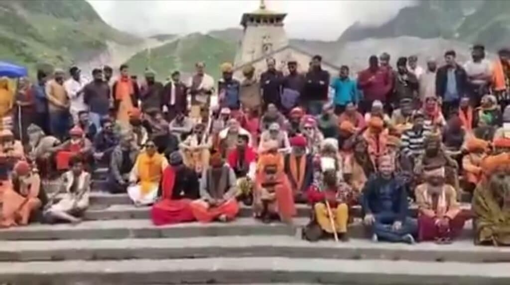 केदारनाथ धाम में सैकड़ों पुजारी विरोध प्रदर्शन कर रहे हैं