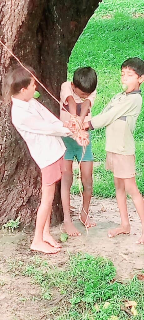 बगीचे में नाबालिग बच्चों द्वारा आम बिनने को लेकर नाबालिगों को पेड़ में हाथ पैर बांध कर मुख में आम रखकर टार्चर किया गया