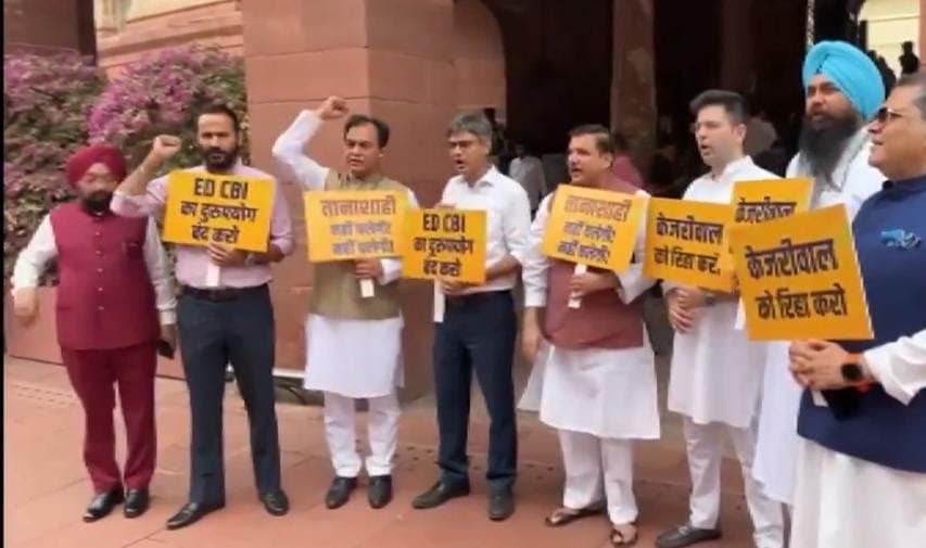 संजय सिंह और राघव चड्ढा सहित आम आदमी पार्टी के सांसदों ने केंद्रीय एजेंसियों के कथित दुरुपयोग के खिलाफ संसद में विरोध प्रदर्शन किया।