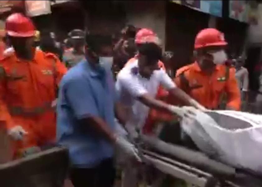 एक बॉडी बरामद कर लिया गया है। बचाव अभियान जारी है