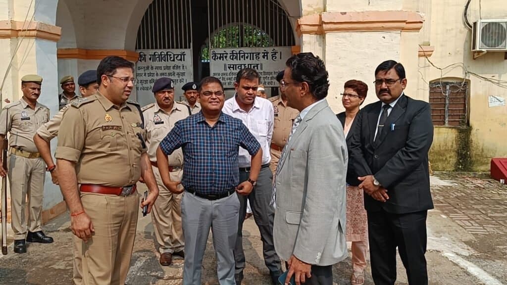 गोरखपुर मंडली कारागार का जिला जज डीएम एसएसपी के साथ किए निरीक्षण।