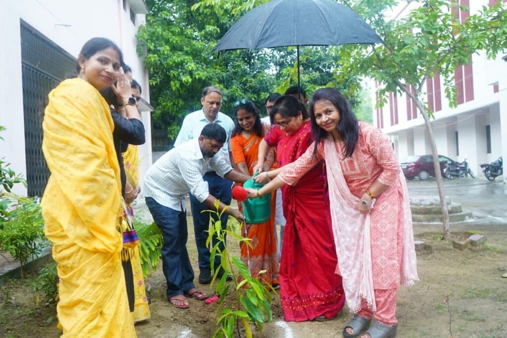 जन्मदिन पर कुलपति ने लगाया रुद्राक्ष का पौधा