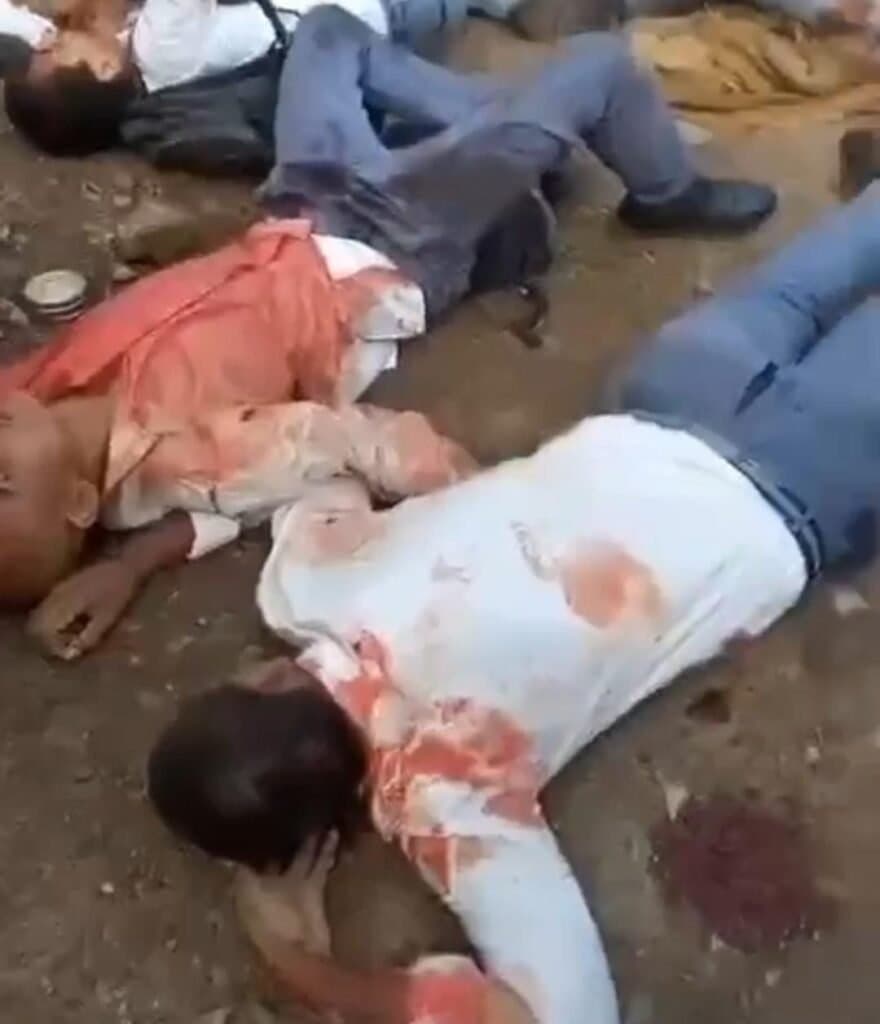 यूपी के बलिया में स्कूल बस के सड़क हादसे की भयानक घटना का भयावह वीडियो फुटेज।