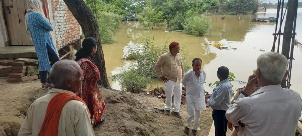बाढ़ प्रभावित गांव का ज्वाइंट मजिस्ट्रेट ने किया निरीक्षण
