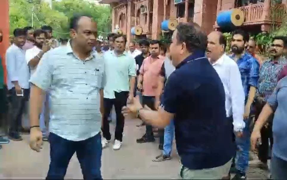 खोपड़ा मारो स्पेशलिस्ट ADM साहब.