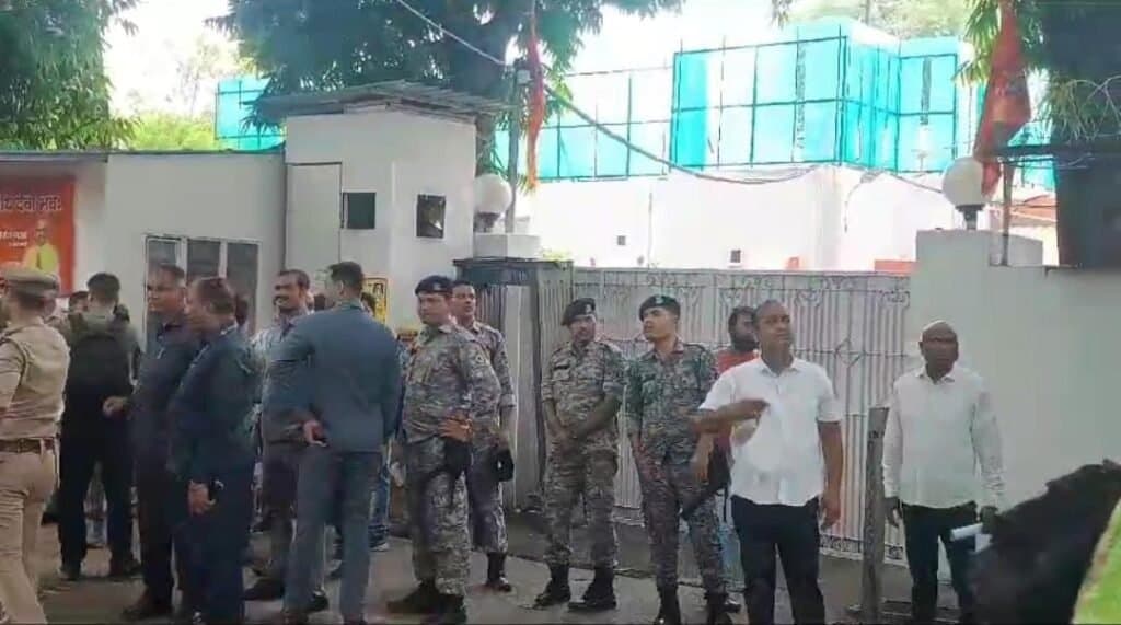 डिप्टी CM बृजेश पाठक के आवास का किया घेराव स्वास्थ्य विभाग के संविदाकर्मीयों