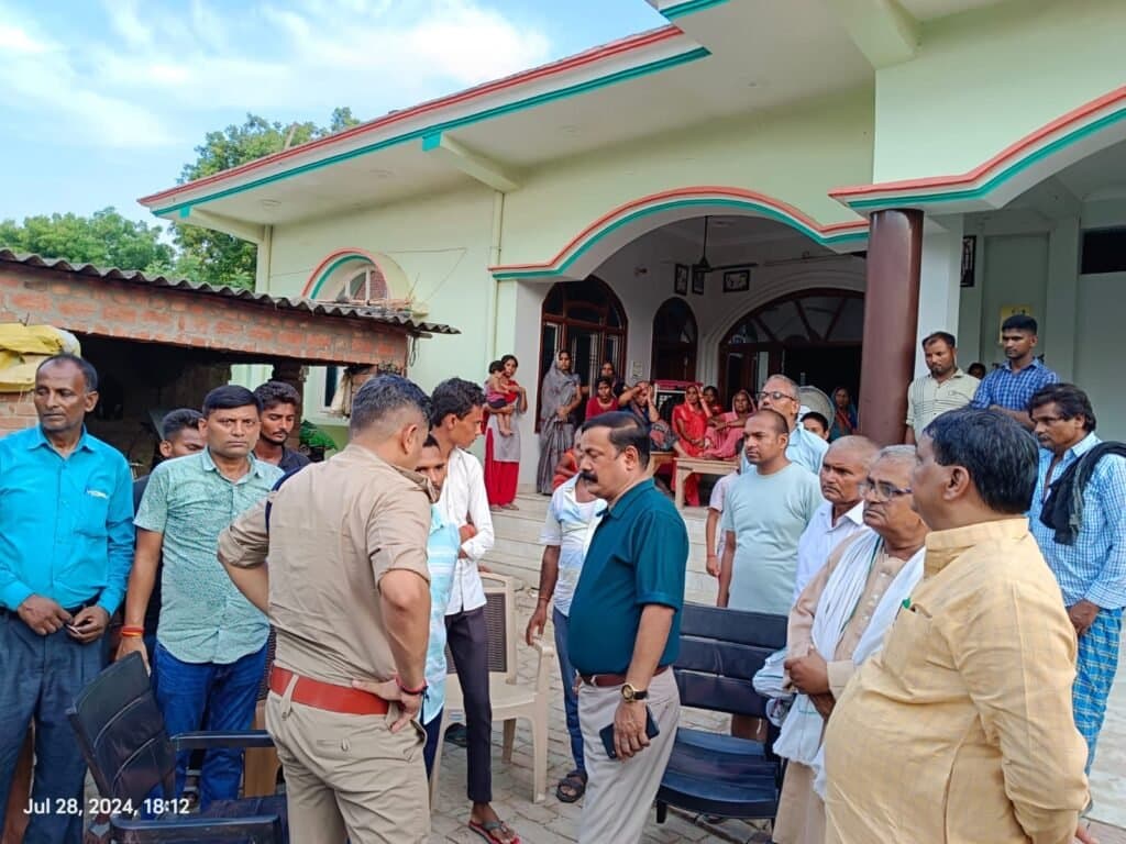 श्रेया यादव के परिवार से मिल डीएम अविनाश सिंह की हुई आँखे नमः