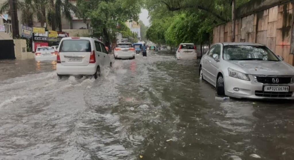 मुख्यमंत्री आवास के बाहर पार्क रोड पर भरा जबरदस्त पानी