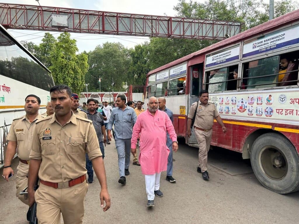 परिवहन मंत्री दया शंकर सिंह ने आज जनपद प्रयागराज के सिविल लाइन्स बस स्टैंड का निरीक्षण किया