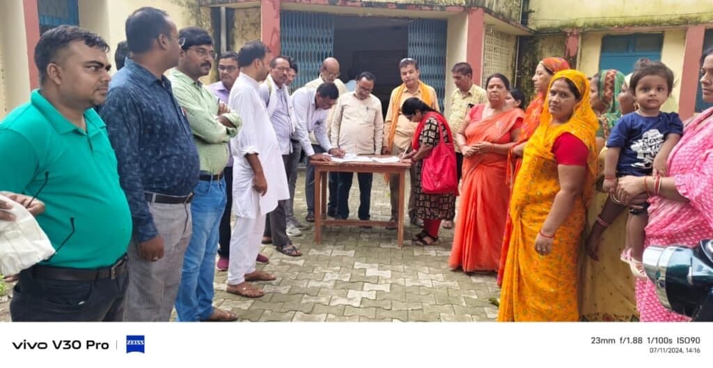 आनलाइन हाजिरी के विरोध में शिक्षकों ने चलाया हस्ताक्षर अभियान