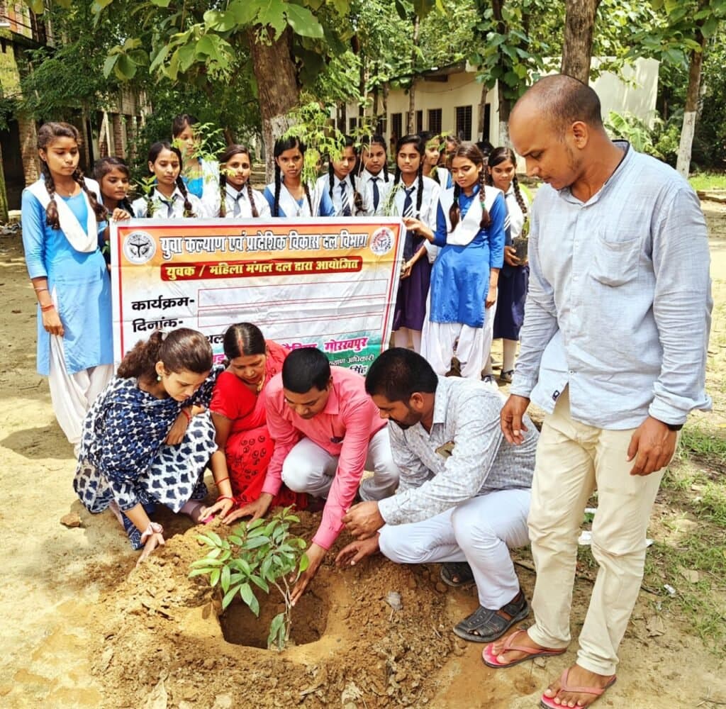 पौधारोपण कर पर्यावरण को संतुलित बनाए रखने का दिया संदेश