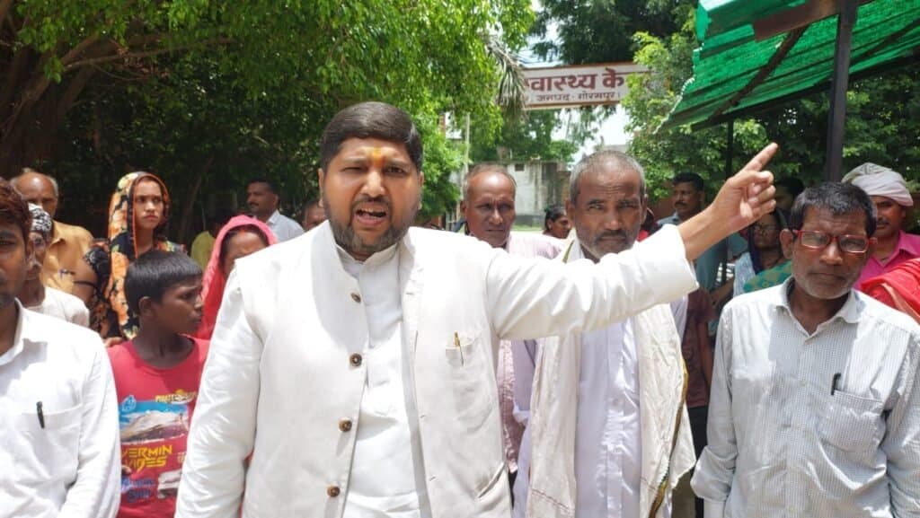 आज ओबीसी पार्टी के पोल खोलो अभियान के अंतर्गत चौरी चौरा तहसील के ब्रह्मपुर प्राथमिक स्वास्थ्य केंद्र पर ओबीसी पार्टी के राष्ट्रीय अध्यक्ष काली शंकर यदुवंशी ने स्वास्थ्य केंद्र पर मिली खामियों के विरुद्ध पोल खोलते हुए प्रदर्शन किया
