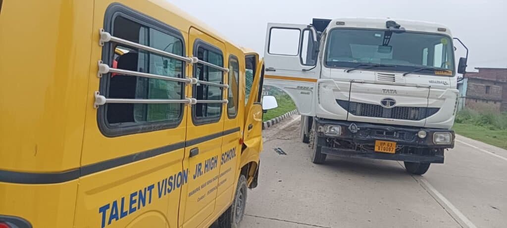 ड्राइवर की लापरवाही स्कूली बच्चों के जान पर बन आई