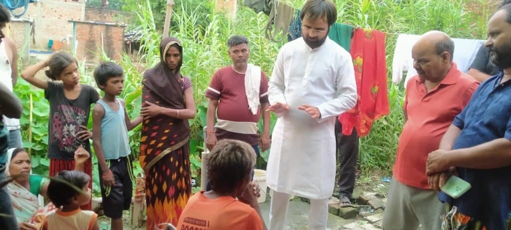 मीना के दरवाजे पर पंहुचे अनुराग, की आर्थिक मदद