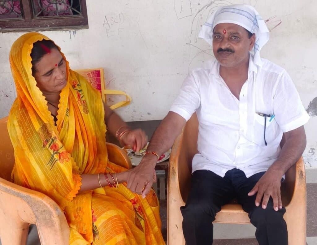 मुस्लिम भाई ने हिन्दु बहन की रक्षा के संकल्प के साथ कलाई मे बाधवाई राखी