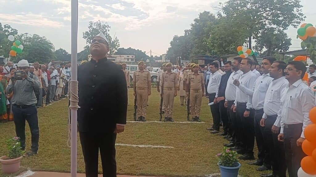 डीएम ने पर्यटन भवन किया ध्वजारोहण स्वतंत्रता संग्राम सेनानियों को किया सम्मानित