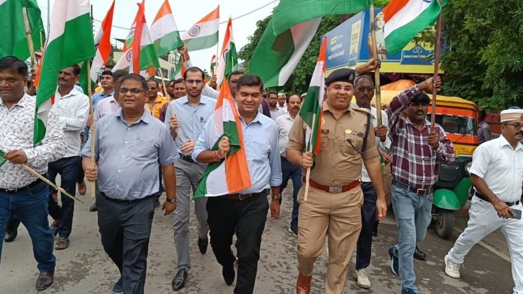 तिरंगा यात्रा रैली को मंडलायुक्त डीएम एसएसपी ने हरी झंडी दिखाकर रवाना किया