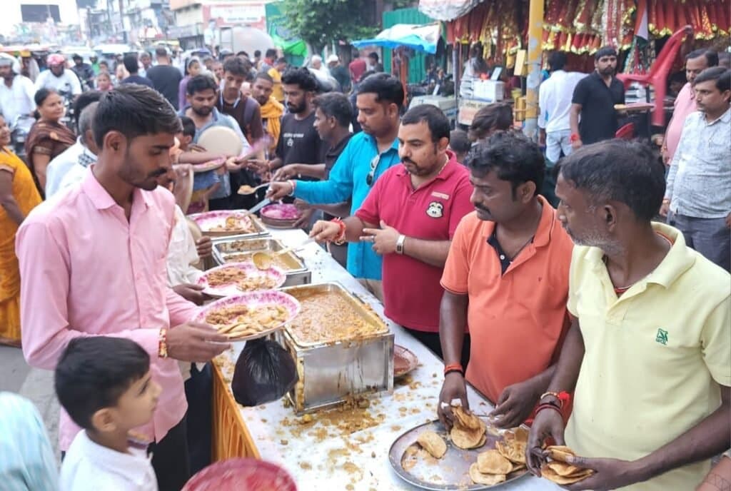गोलघर काली मंदिर पर हुआ प्रसाद वितरण