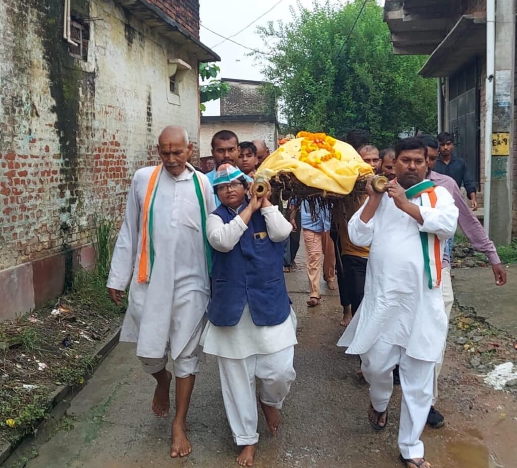 आज पिपराइच ब्लॉक के ब्लॉक अध्यक्ष श्री रंभू पासवान जी के अंतिम संस्कार में जिला अध्यक्ष निर्मला पासवान कांग्रेस के तिरंगे के साथ सलामी देती हुई