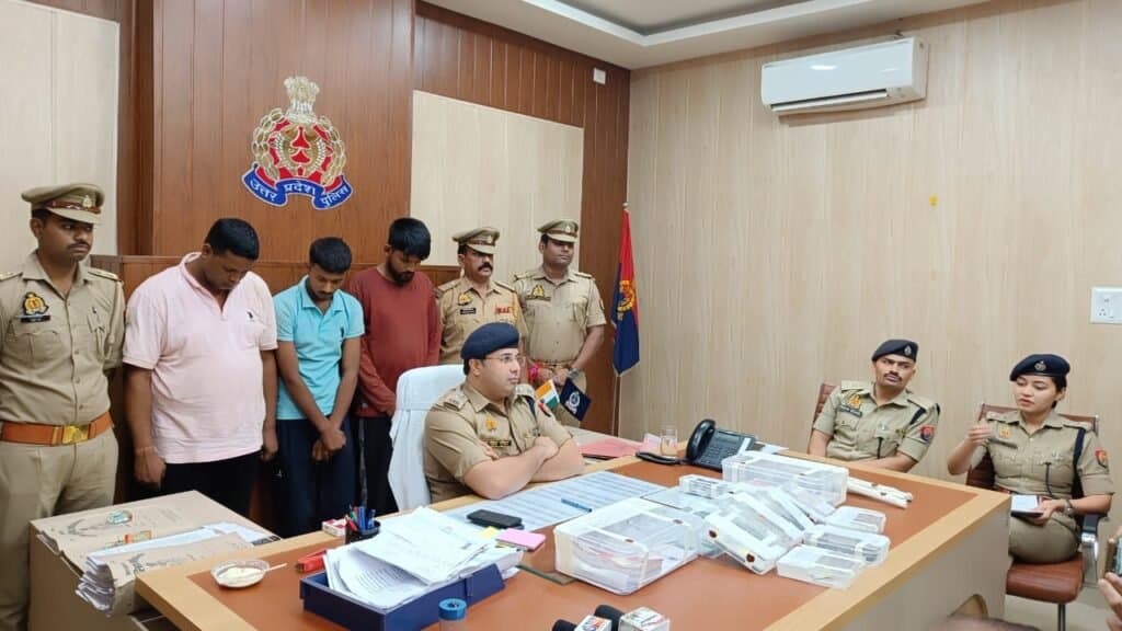 कैंट पुलिस ने काम दिलाने के बहाने बंधक बनाकर लूटपाट करने के आरोप के तीन अभियुक्त को किया गिरफ्तार