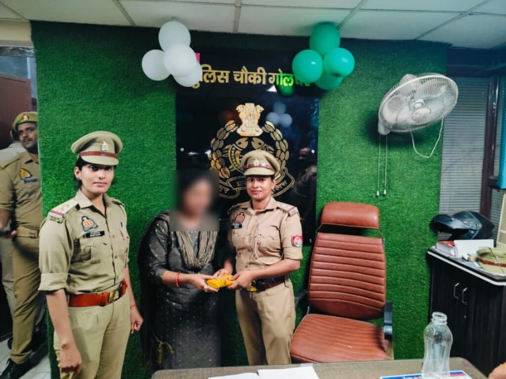 गोरखपुर पुलिस द्वारा ऑटो में गुम हुये बैग को आवेदिका को सकुशल सुपुर्द कराया गया