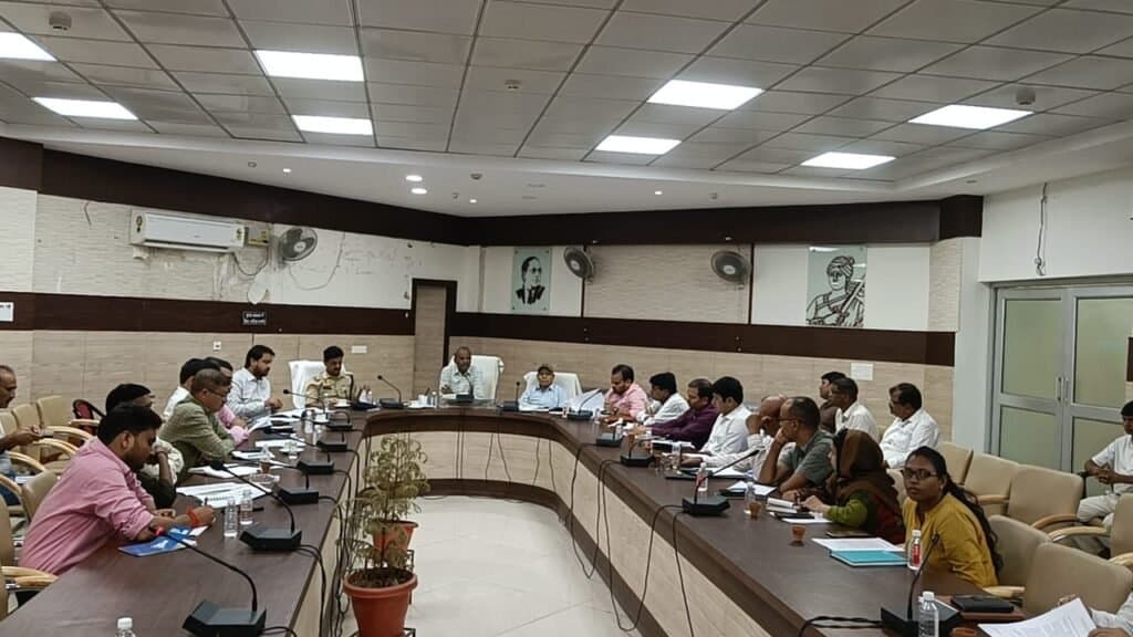 विकास अधिकारी की अध्यक्षता में विकास भवन सभागार में बैठक आयोजित की गई