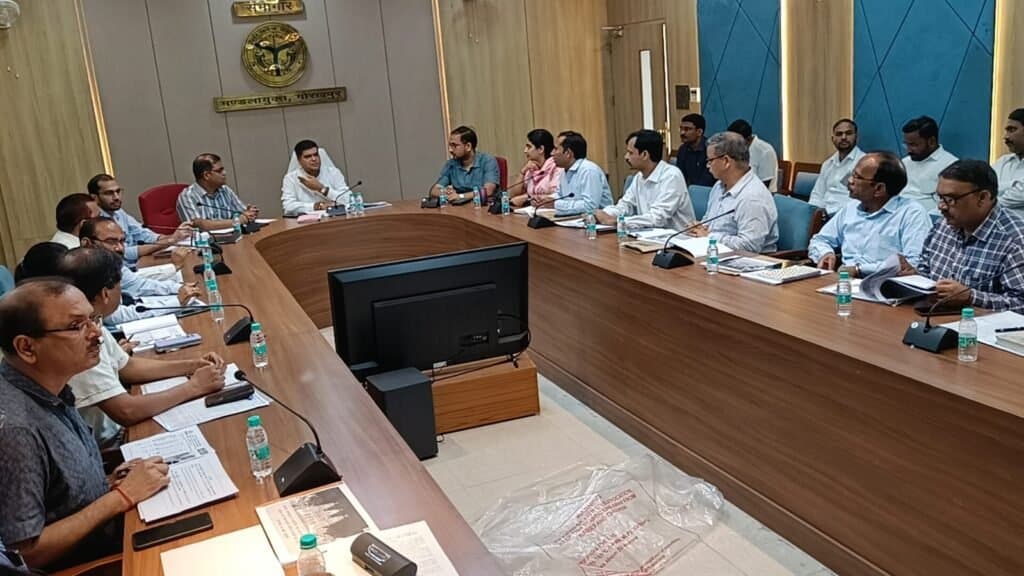 निर्माण कार्य और रोड चौड़ीकरण की समीक्षा बैठक आयोजित कर आवश्यक दिशा निर्देश मंडलायुक्त