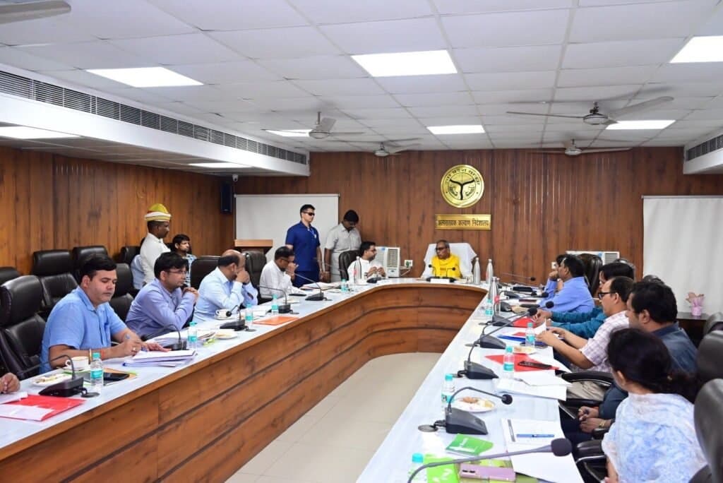 वक्फ जमीनों से अवैध कब्जे हटाने पर चर्चा हुई