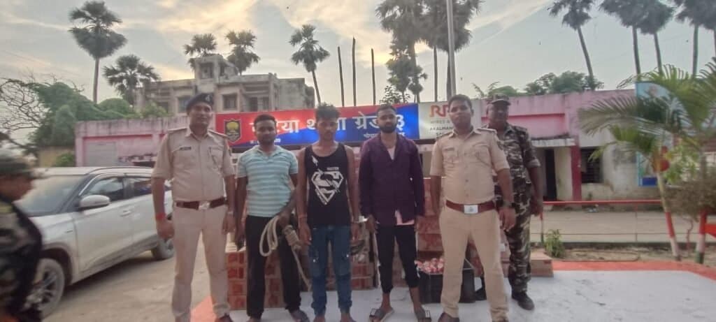 एक पिकअप गाड़ी से 1098 देसी एवं विदेशी शराब के साथ दो शराब तस्कर गिरफ्तार