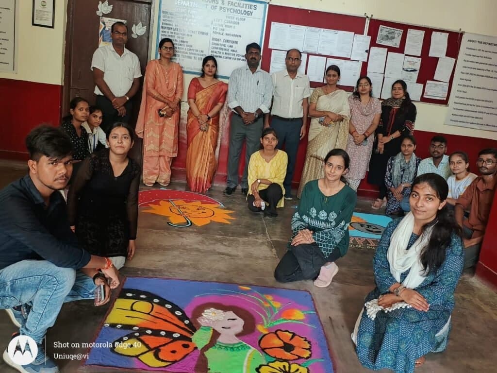 मनोविज्ञान विभाग में छात्रों ने प्रसन्नता के भावों को रंगोली के माध्यम से दर्शाया