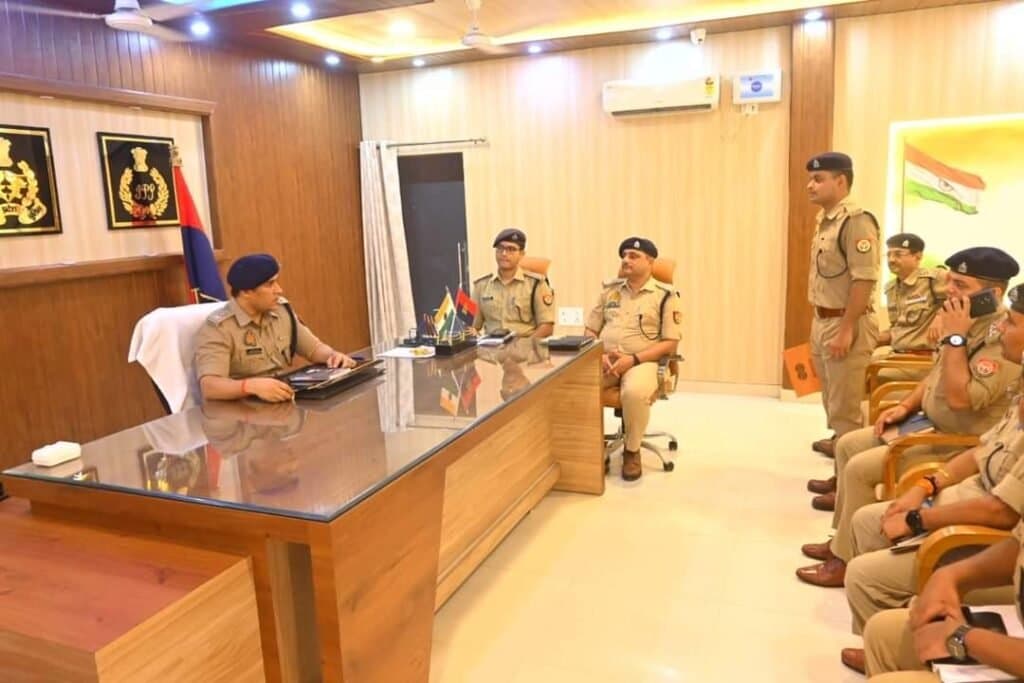 आज पुलिस अधीक्षक कुशीनगर संतोष कुमार मिश्रा द्वारा अपर पुलिस अधीक्षक अभिनव त्यागी,