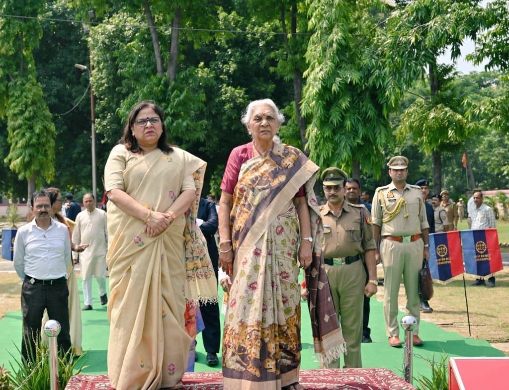 महामहिम ने परिषदीय विद्यालयों के मेधावी बच्चों तथा आंगनबाड़ी कार्यकत्रियों को किया सम्मानित