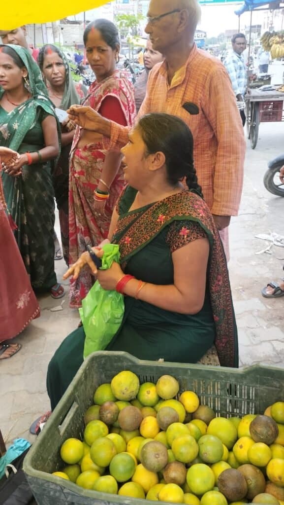 बाजार गयी महिला धोखाधड़ी की हुई शिकार