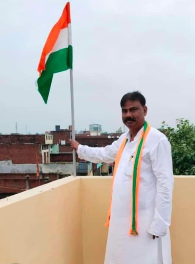 भाजपा नेता ने घर-घर लगाया तिरंगा झंडा
