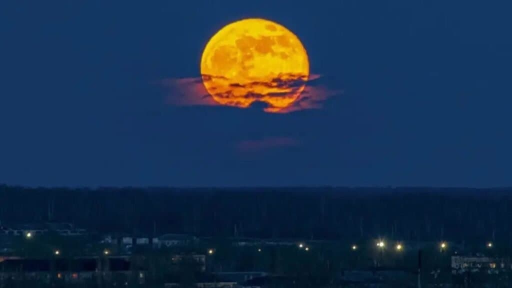 आज दिखेगा सुपर ब्लू मून. क्या यह वाकई में नीला होगा? NASA से समझें