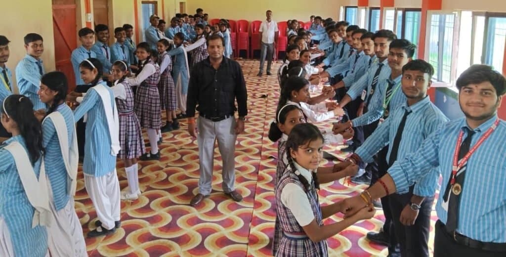 छात्राओं ने छात्रों की कलाई पर बांधी राखी